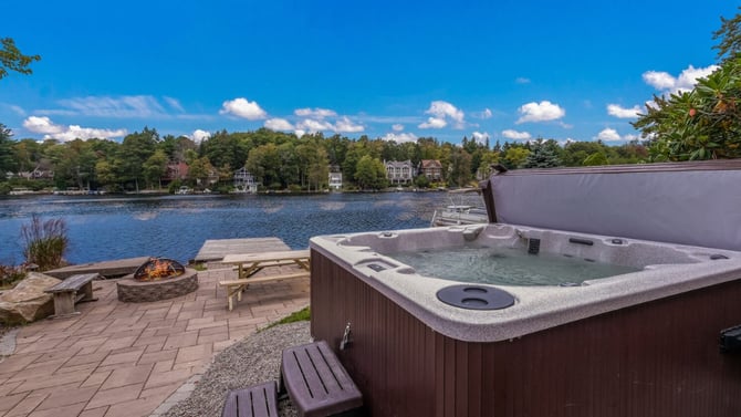 Top Waterfront Retreats in the Poconos! -