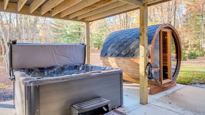 Poconos Lakefront Vacation Homes with Indoor Pools & Hot Tubs